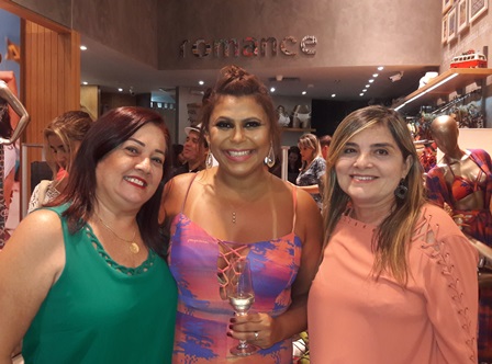 Fátima Serejo recebe bolo & guaraná de parabéns de Simone Silva e Rosane Gomes