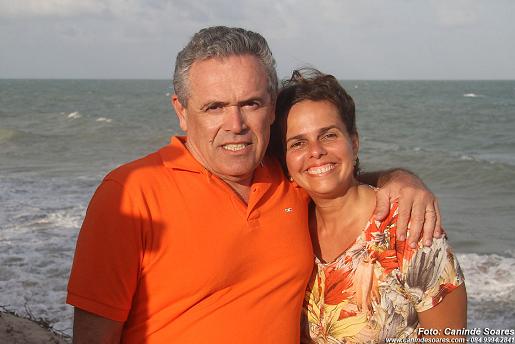Marísio Almeida recebe abraço de parabéns da mulher Leila Cunha Lima