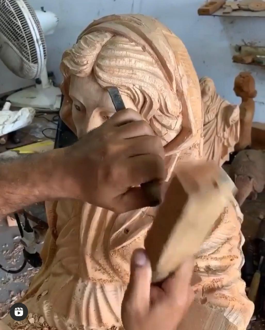 Nossa Senhora Sant'Ana sendo esculpida pelo mestre Ambrósio Córdula