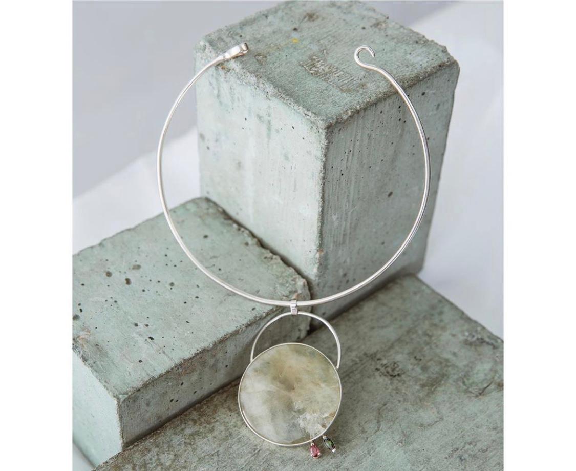 Um colar da Danielle Porcino Jewellery