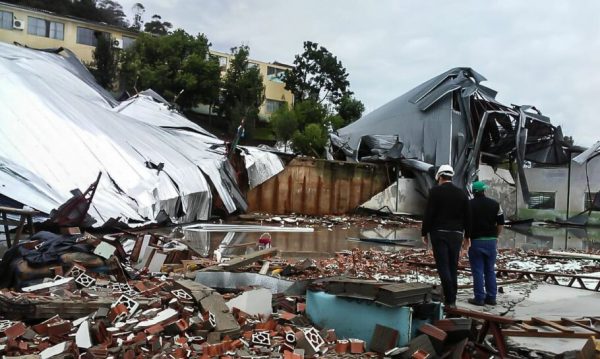 Galpão destruído no município de palmitos. Foto: Divulgação DCSC