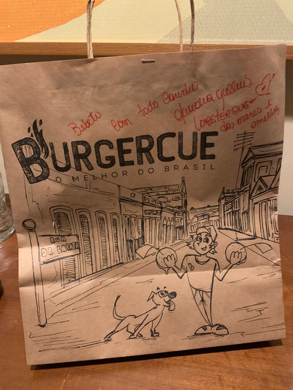 A sacola da BugerCue, um a bossa extra, que conta as curiosidades de Natal na Segunda Guerra Mundial, a primeira cidade do Brasil a comer Burger e tomar coca-cola