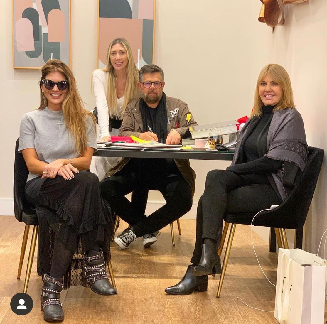 Nathi Faria ao lado do estilista Vitor Zerbinato, na cia da sua irmã Janine e da mãe Nina Salustino