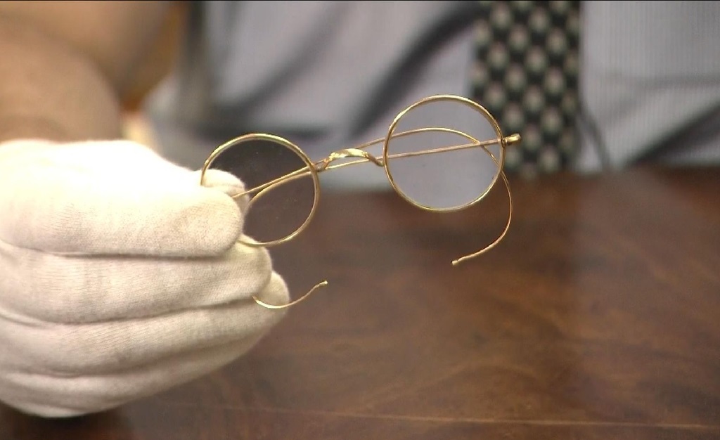 Óculos de Gandhi que foi arrematado por quase 2 milhões de reais