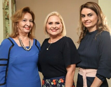 Renata Bezerra recebe abraços de vivas da sogra D. Luzi Bezerra e da colunista Liege Barbalho