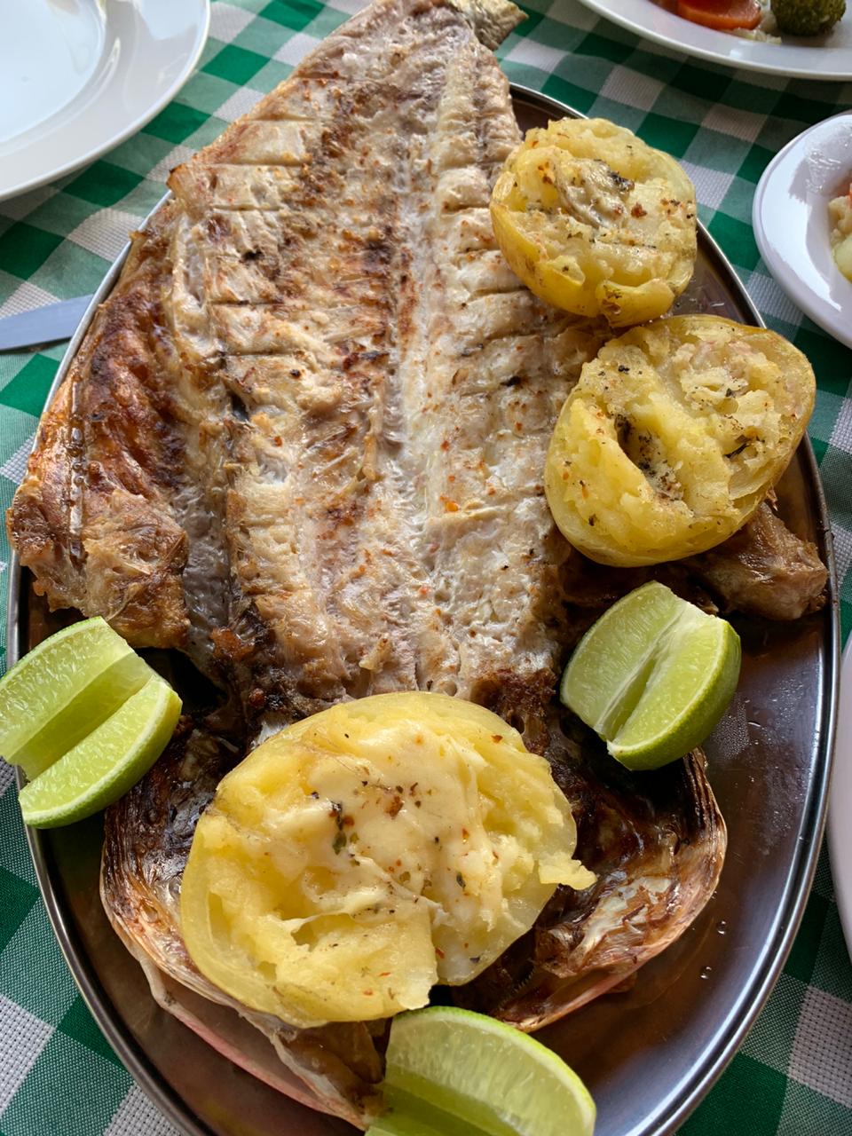 O peixe do dia grelhado na brasa: um guaiúba delicioso!! Servidos com batatas grelhada com queijo e limão
