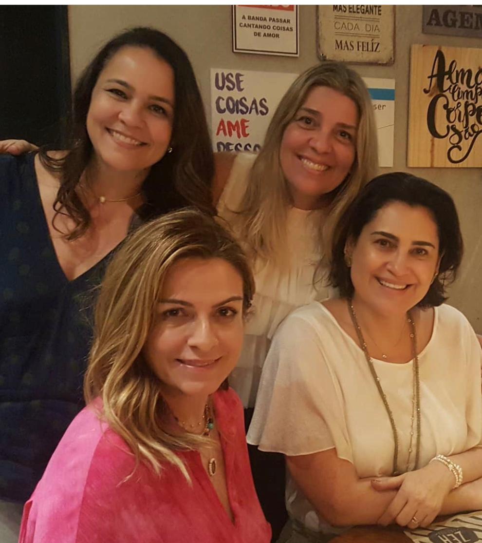 Tatiana Melo recebe vivas das amigas Carol Emerenciano Oliveira, Aniêda Calafange e Manuella Bezerra