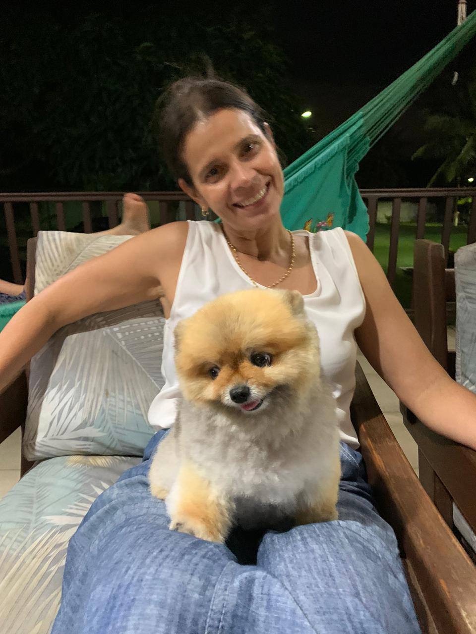A anfitriã Marta Flor com o seu xodô e estrela da casa "Chanel"