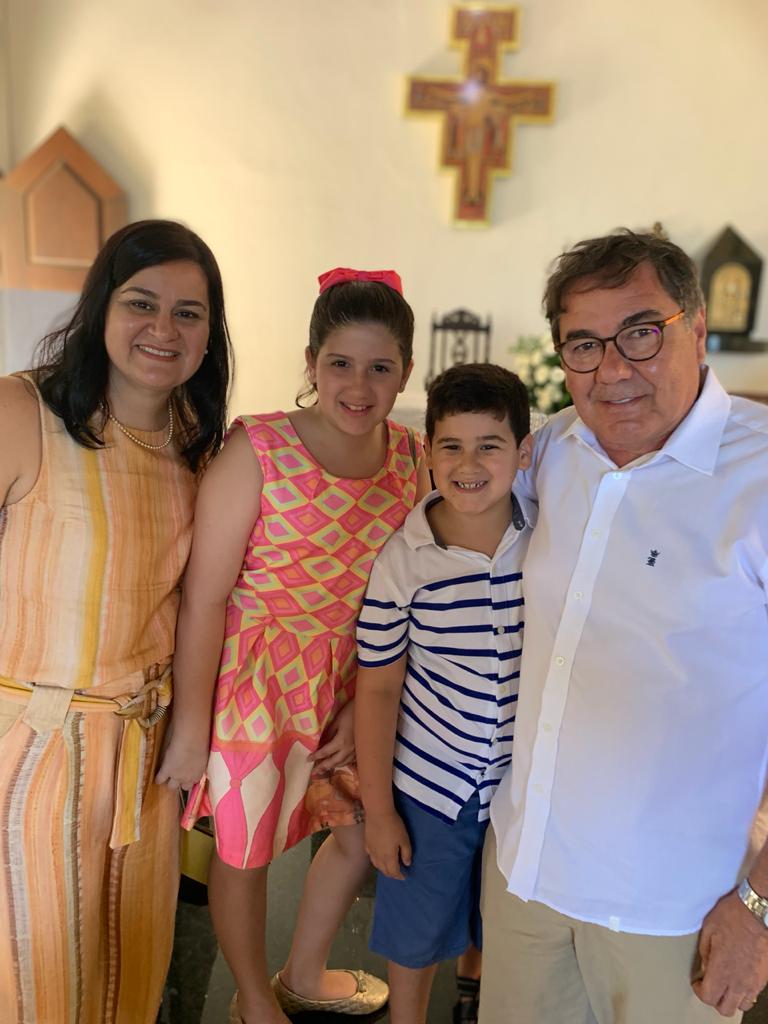 Cláudia ao lado dos filhos Anita e Arnaldo e do marido Clécio Azevedo