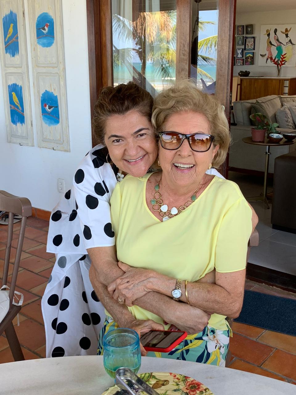 Duas amigas queridas e anfitriãs caprichosas: Thaiza e Lalinha Barros
