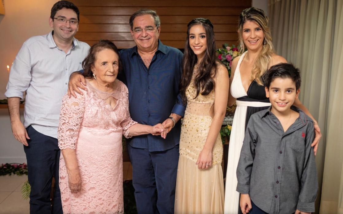 D. Cléa recebe vivas do filho Prefeito de Natal Álvaro Dias, da nora Primeira Dama Amanda Dias e dos netos Adjuto, Dani e Rafa Dias