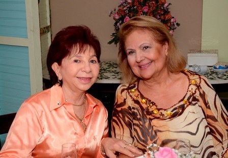 Maria Rocha Nunes recebe vivas da amiga Zélia Lima