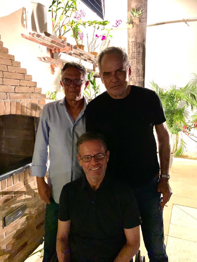 Tonico Bezerra recebe vivas dos amigos Paulo Coelho e Renato Teles