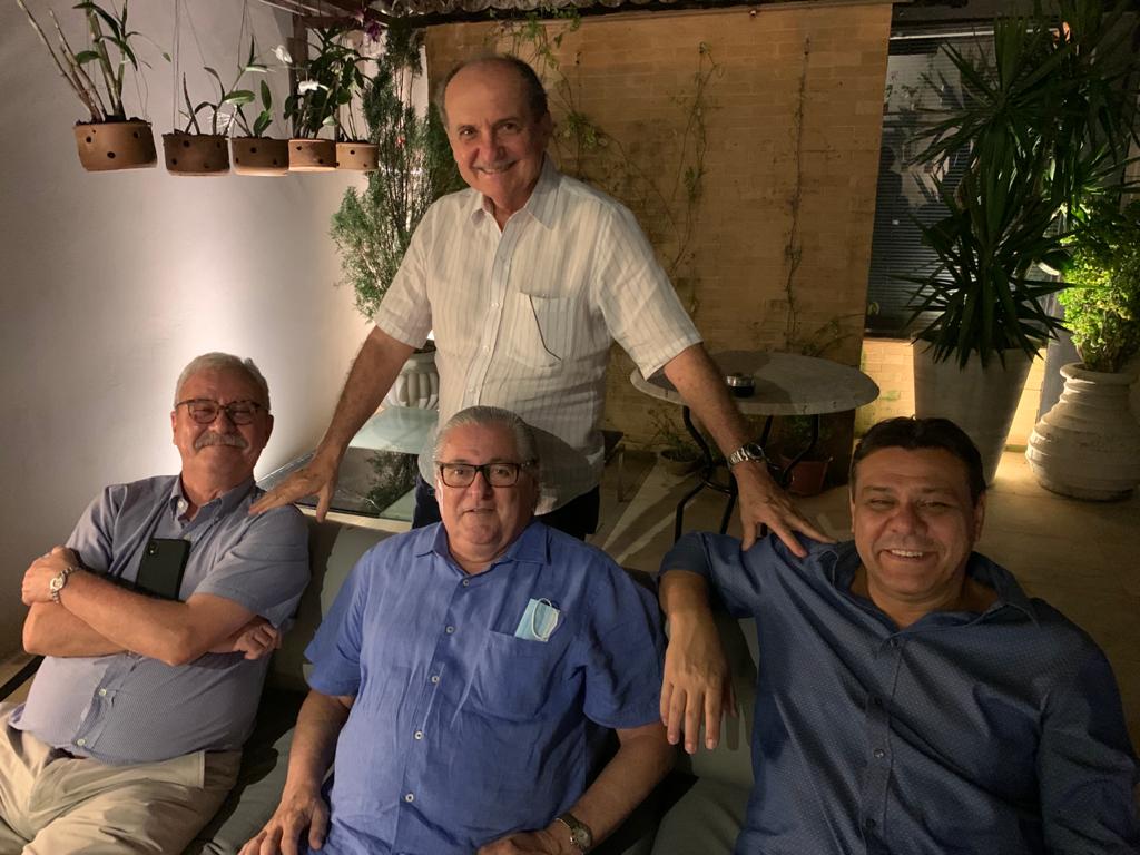 Cláudio Santos recebe cumprimentos de felicidades dos amigos Zeca Melo, Rogério Santos e Eduardo Rocha