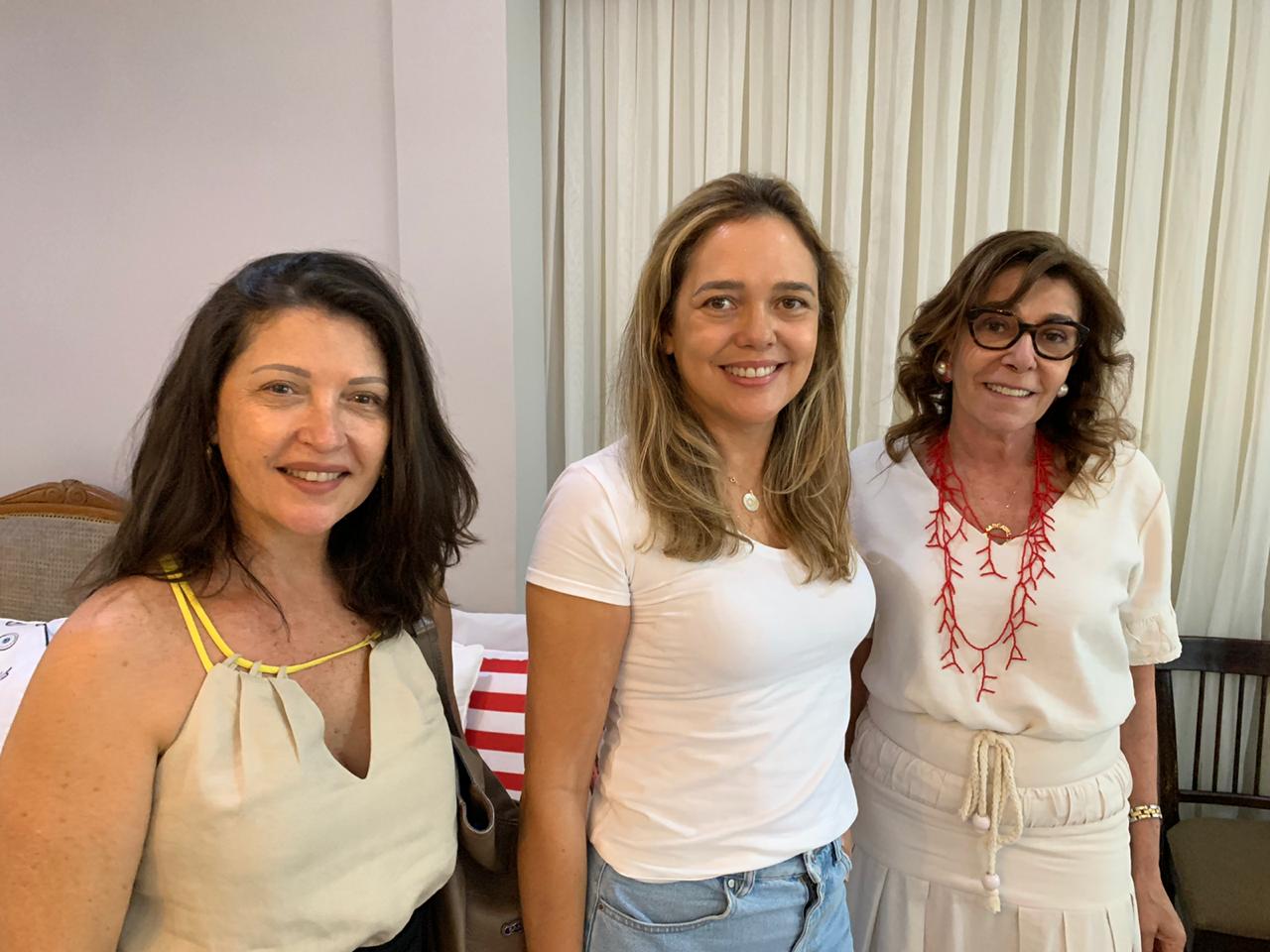 Ustana Bezerra recebe parabéns das amigas, Gislana Cunha e Maruska Santos