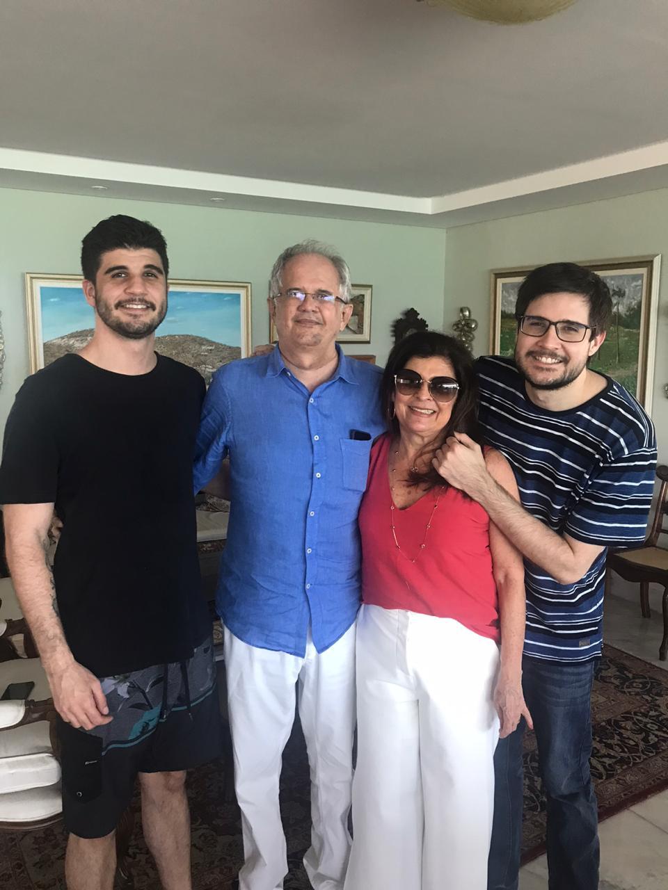 O irmão Fabinho, os pais Tarcísio e Cynthia, felizes com a chegada e presença de Felipe Barros
