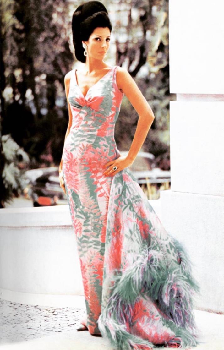 Carmen Mayrink Veiga, em alta-costura de Pierre Cardin, no final da década de 60