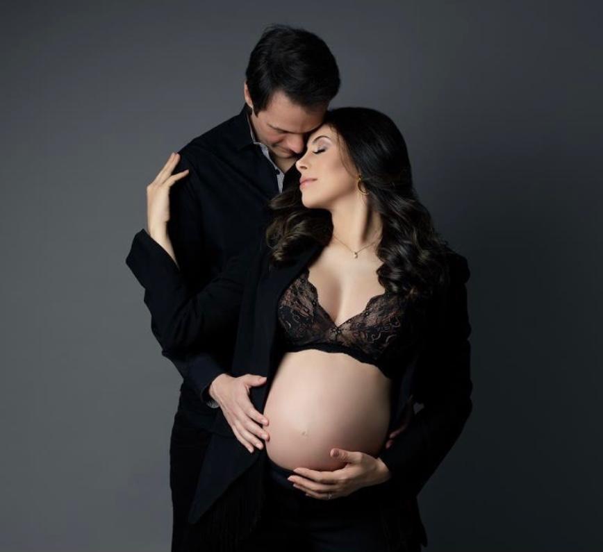 Lari e Ricardo Sérgio em ensaio fotográfico com Laura, antes do parto