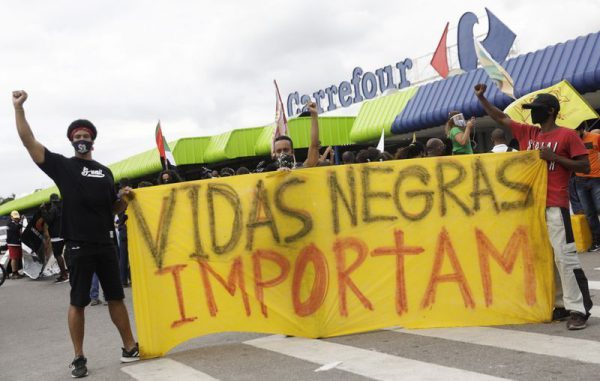 Foto del domingo de un grupo de manifestantes frente a un supermercado Carrefour en Porto Alegre protestando por la muerte de Joao Alberto Silveira Freitas a manos de guardias de seguridad, Nov 22, 2020. REUTERS/Ricardo Moraes