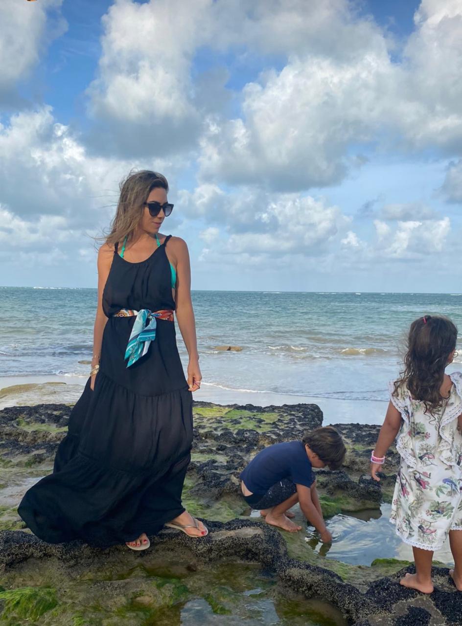 Patrícia Abravanel Faria na beira mar de Jacumã, em frente à Casa dos Leões, com os filhos