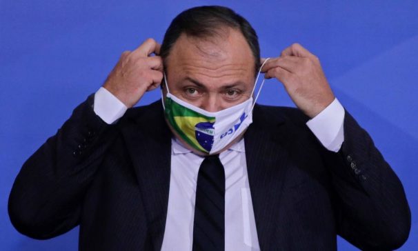 x89622387_Brazilian-Army-General-Eduardo-Pazuello-puts-on-a-facemask-during-his-inauguration-ceremony.jpg.pagespeed.ic.61he9NDoqC