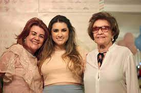 Beatriz Varella Morais ladeada pelos abraços da mãe Márcia e da avó Elenir Fonsêca