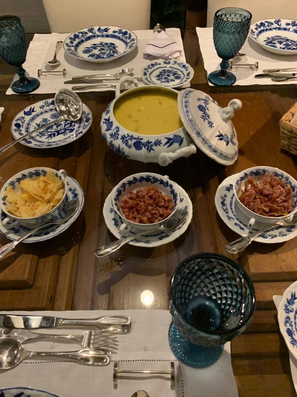 A mesa da sopa do empresário Mário Barreto. Sopa de batatas inglesas servida na tradicional cebolinha, desse vez a azul