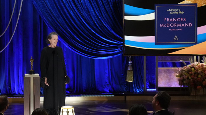 Frances Mcdormand recebendo o Oscar de Melhor Atriz por Nomadland