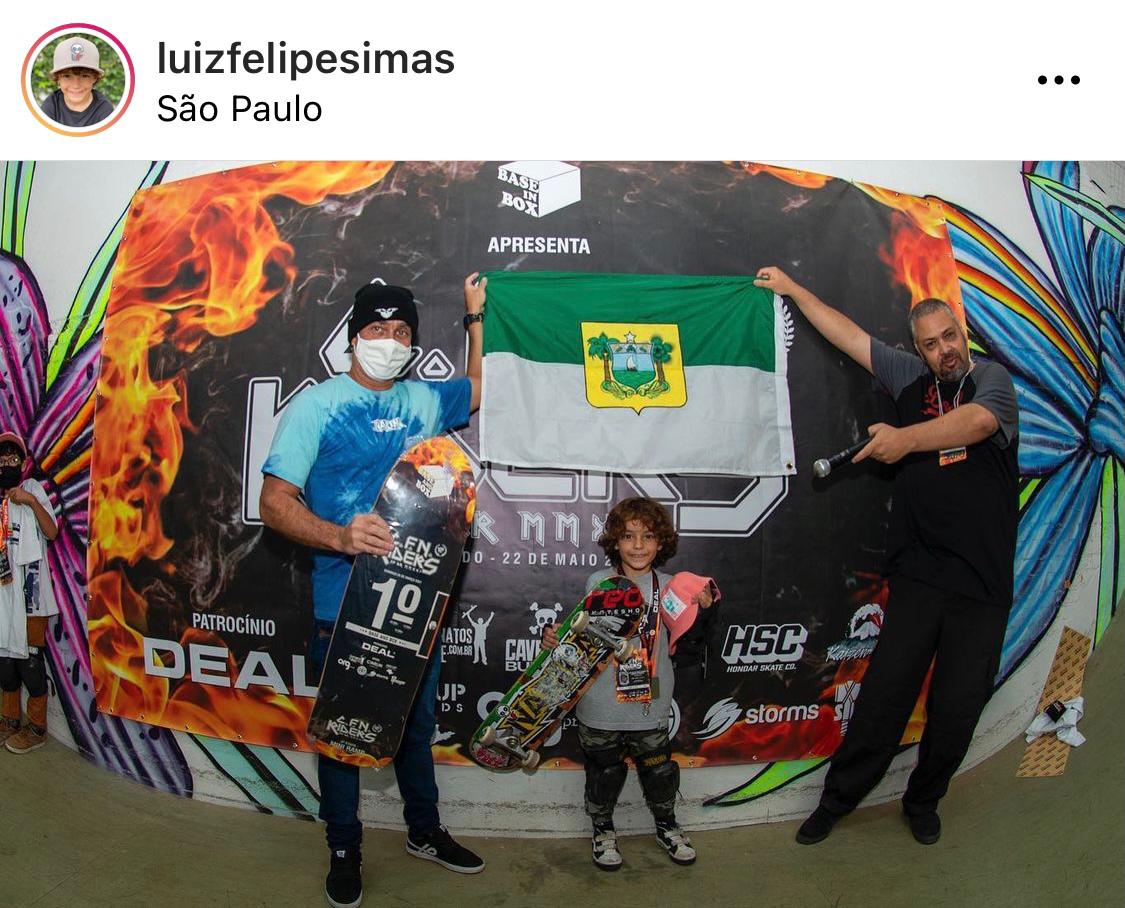 Luiz Felipe Simas Cabral com o troféu da sua primeira vitória nacional no circuito do skate