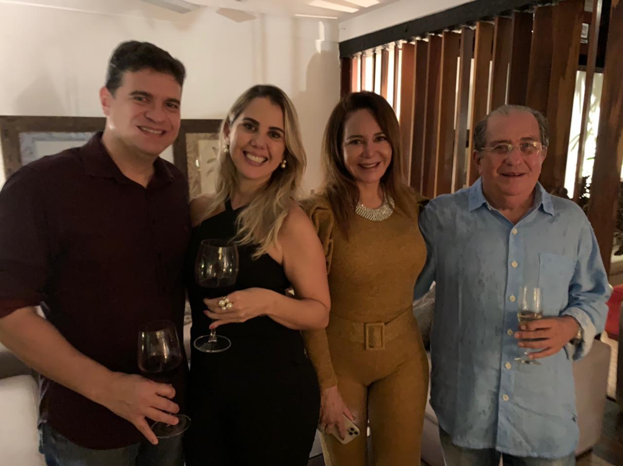 Alexandre Dias recebe felicidades da musa Kalliandra Cavalcanti e dos amigos Ceiça Wanderley e Mário Barreto