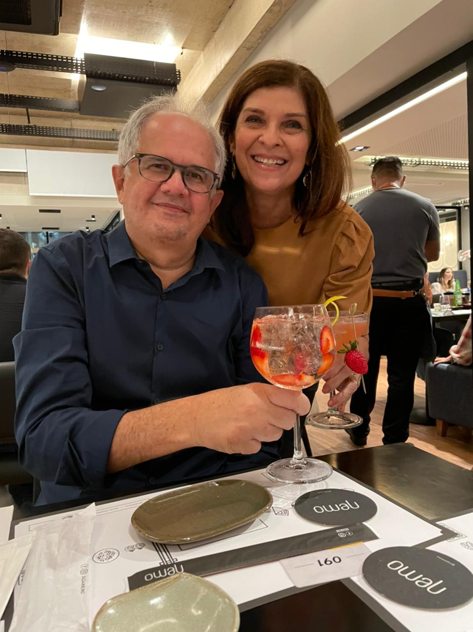 Tarcísio e Cynthia Barros, também nos drinks, formavam mesa de boa conversa com amigos