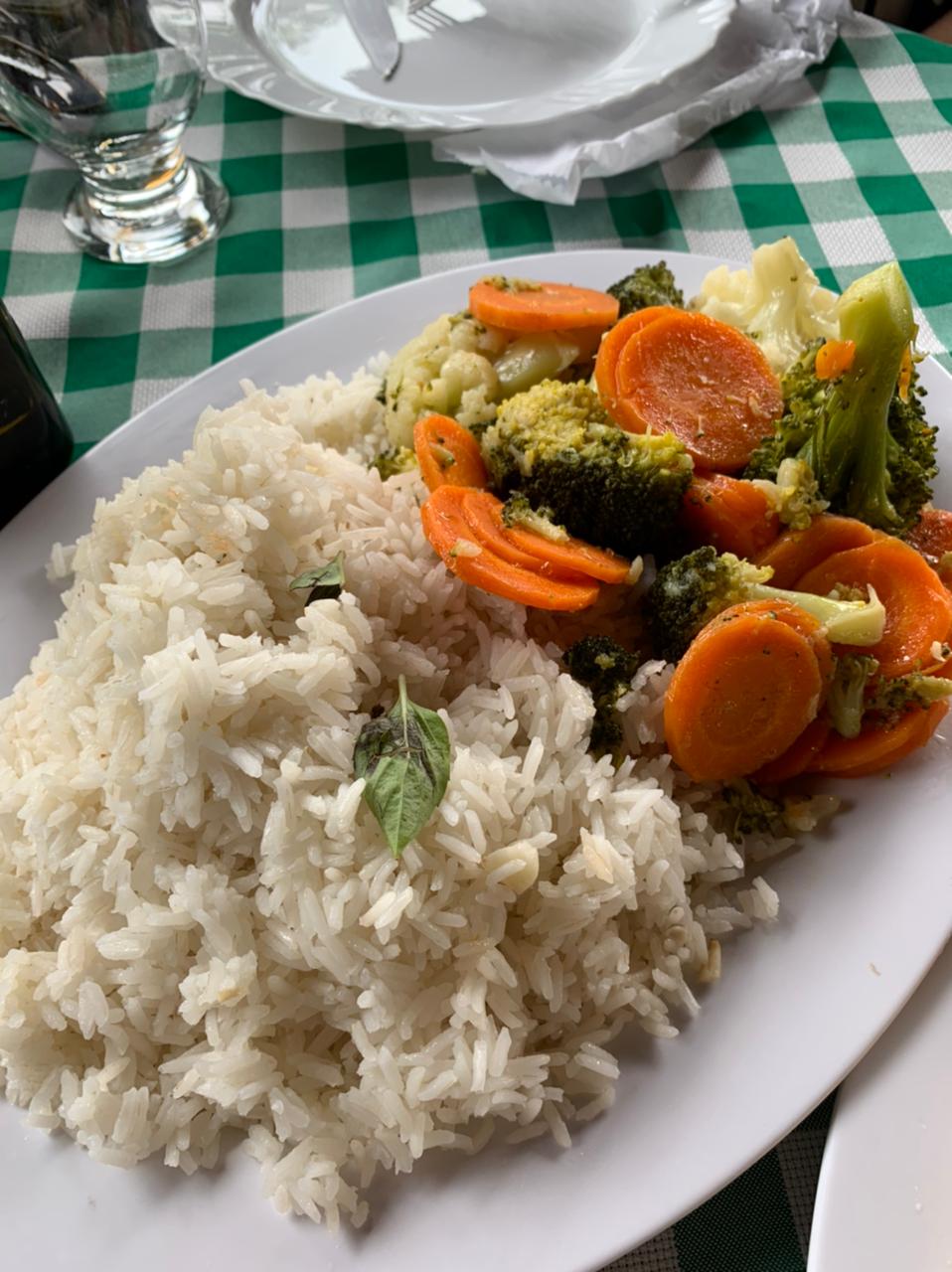 Arroz branco e legumes grelhados
