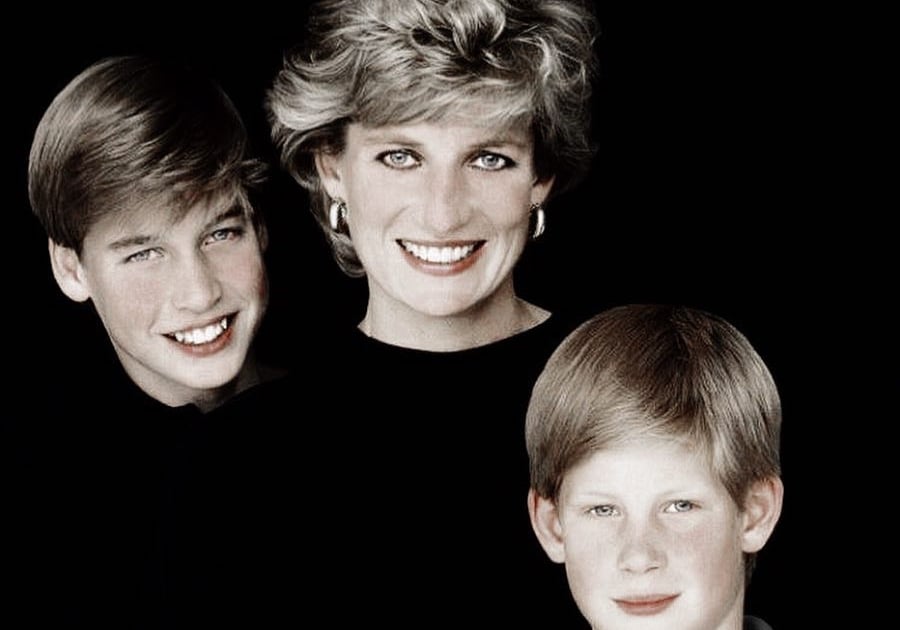 Lady Di com seus filhos William e Harry: a realeza perfeita e bem representada