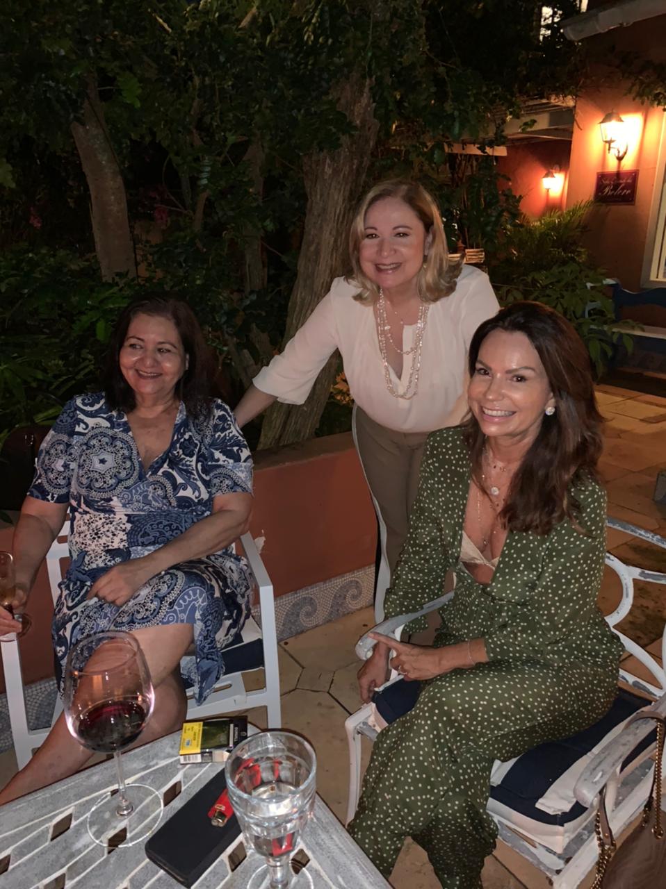 Gracinha Ferreira recebe carinhos de felicidades das amigas Wandinha Fernandes e Tereza Tinôco