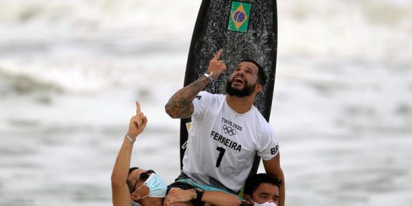 italo-ferreira-celebra-conquista-do-ouro-no-surf-a-primeira-do-brasil-em-toquio