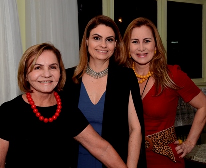 Ana Hilma Oliviera recebe comemorações da filha Renata Bezerra e da amiga Andréa Moura