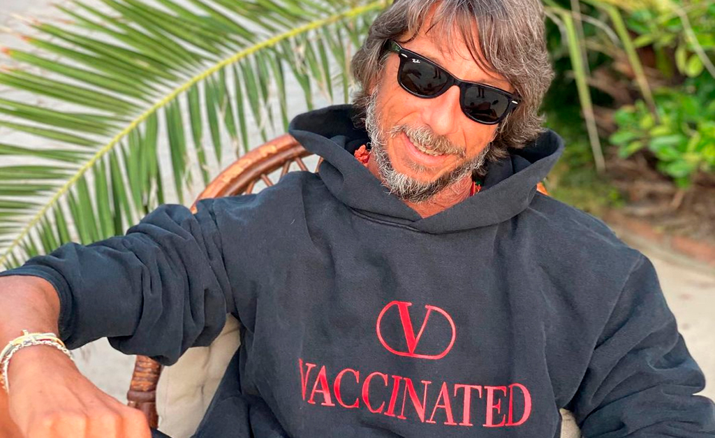 O moletom Valentino com "V" de Vacinado virou hit e desejo de fashionista conscientes