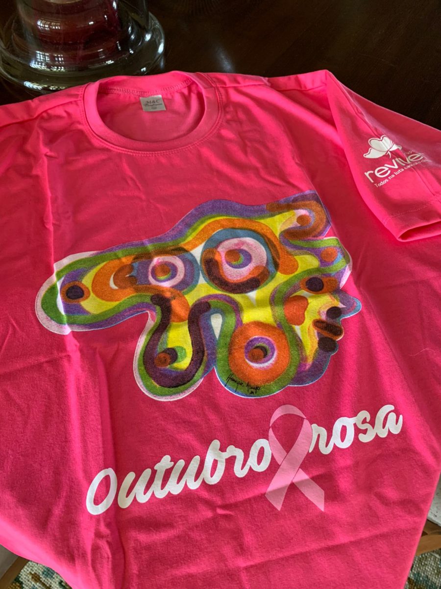 A camisete Outubro Rosa 2021 com arte top do artista Henrique Araújo