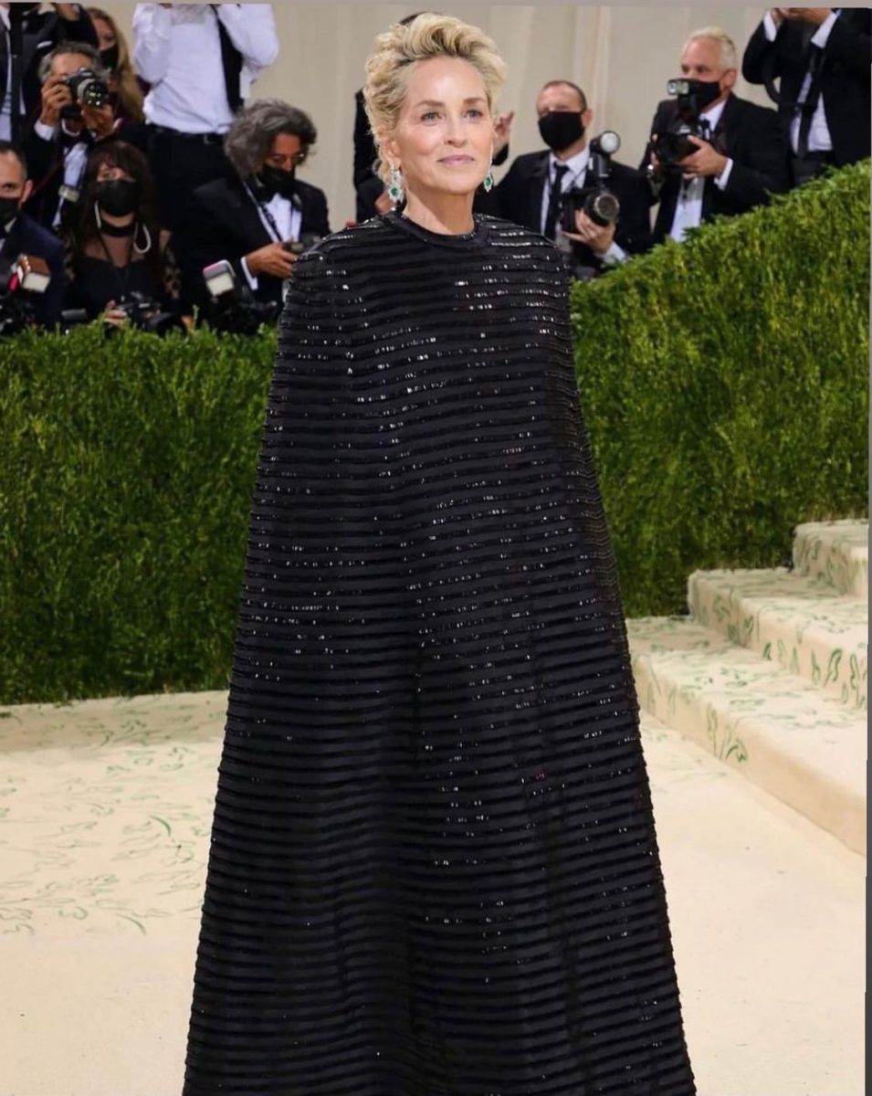 Sharon Stone com uma super capa, num idem vestido