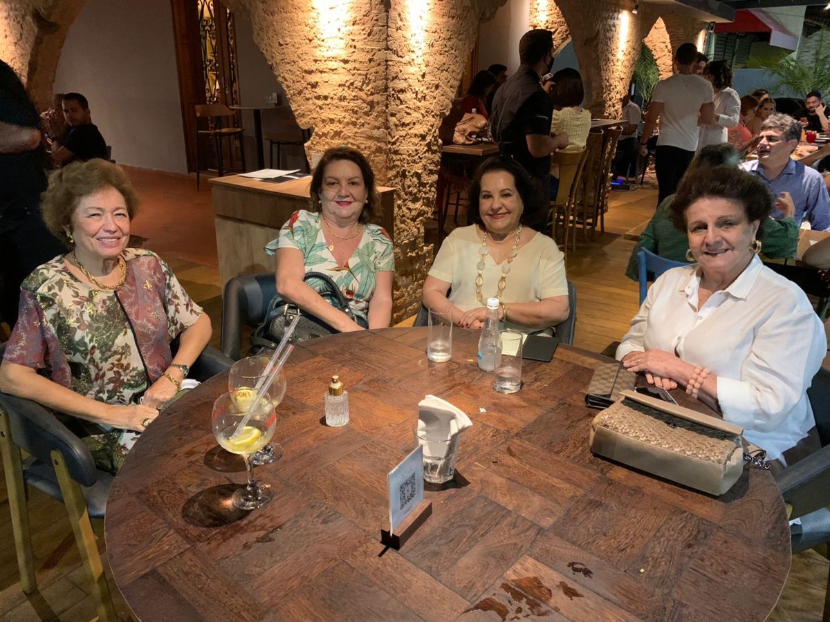 Em mesa de amigas e drinks, Juracy França, Nadja Dias, Germana Targino e Regina Emerenciano