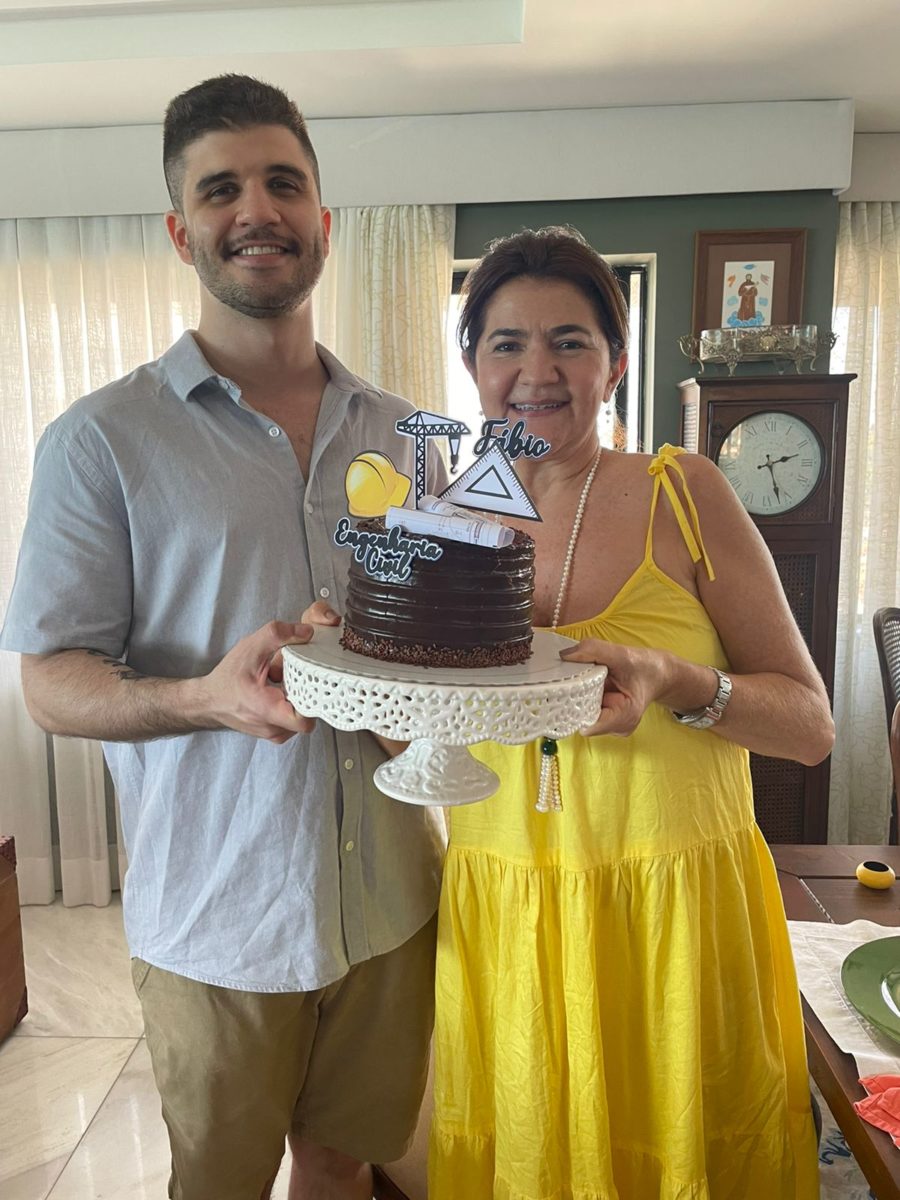 Fabinho Barros ganha bolo de formatura da tia Thaiza Barros, ontem, no tradicional almoço de domingo de Lalinha e Genibaldo Barros