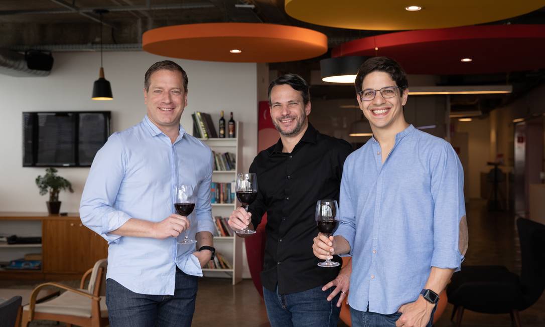 Da esquerda para direita: Alexandre Bratt, CEO da Grand Cru, Ari Gorenstein e Marcos Leal, co-fundadores da Evino Foto: Jussara Martins/Evino