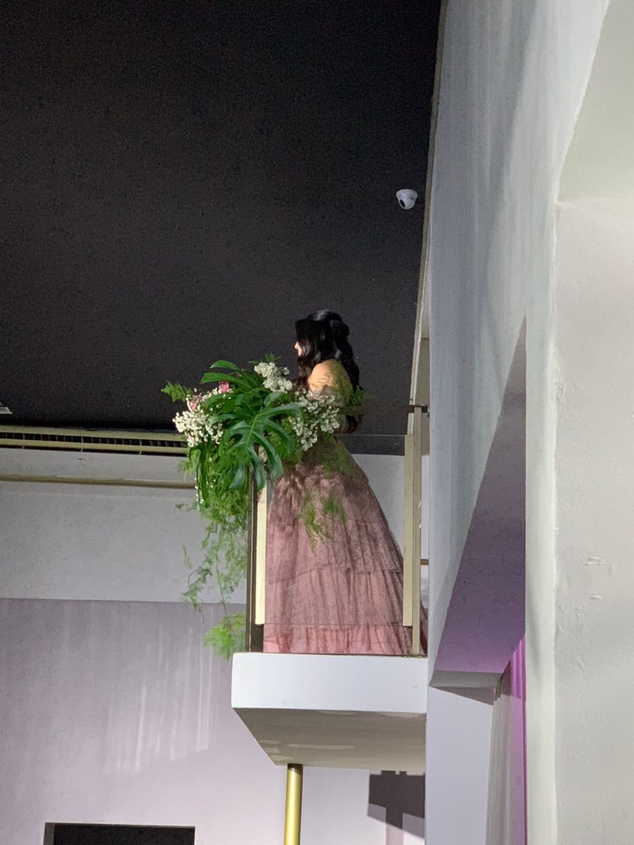 Sofia canta antes de descer a escada para dançar a valsa