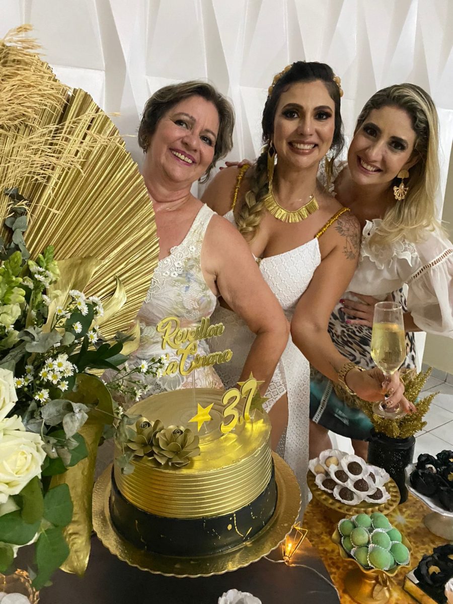 Cynthia é ladeada pela mãe Míriam e pela irmã Priscila Carvalho