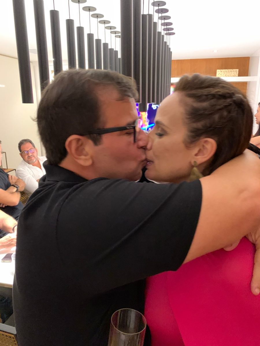 Bruno Giovanni ganha beijo de parabéns da musa Camila Macêdo