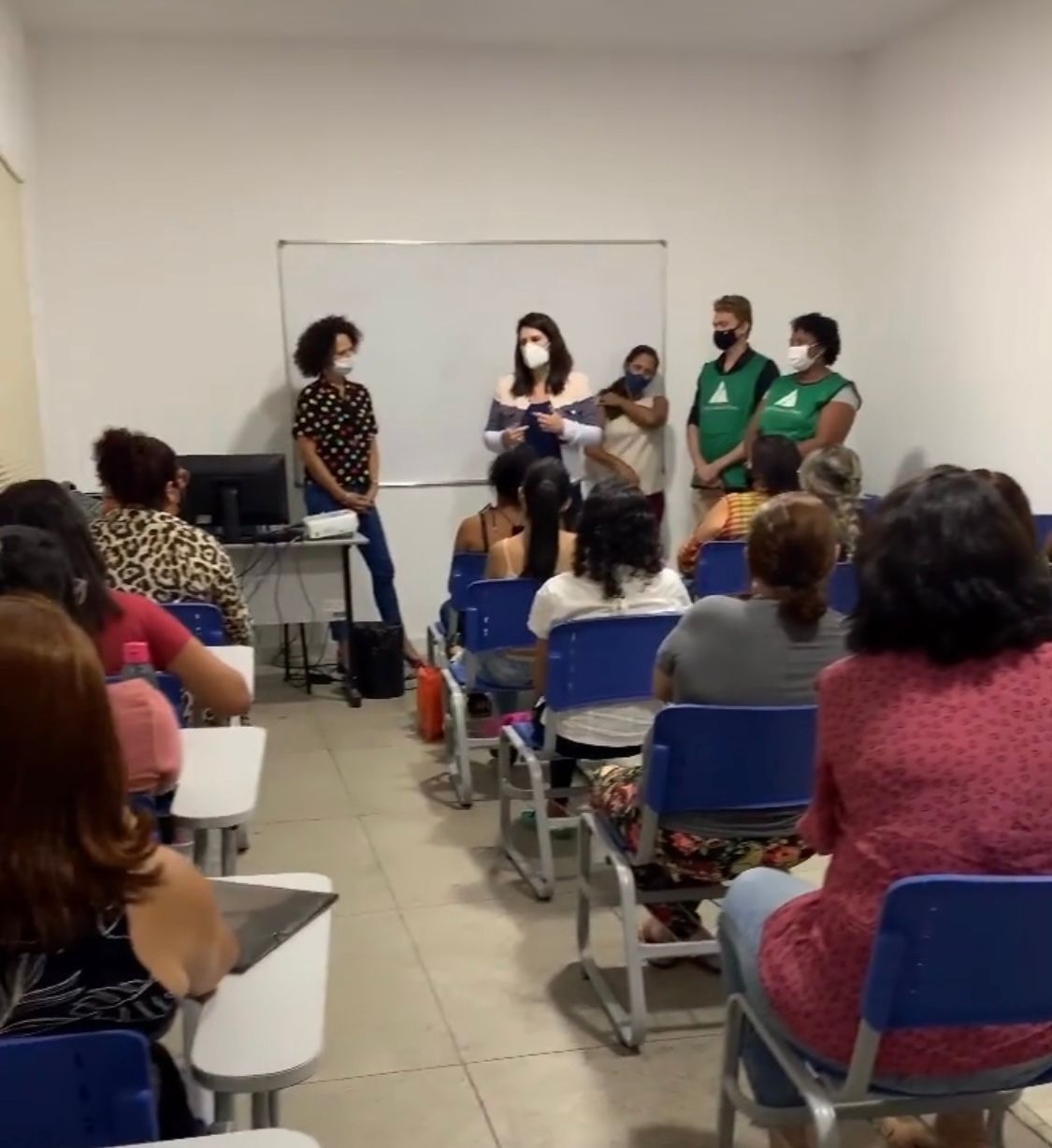 A Secretária Andréa Ramalho Alves prestigiando os Cursos de Capacitações para Mulheres da Rede Mulher de Valor