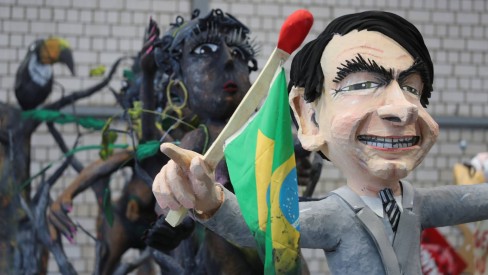 87064331_figure-of-brazilian-president-jair-bolsonaro-is-seen-on-a-carnival-float-during-a-sneak