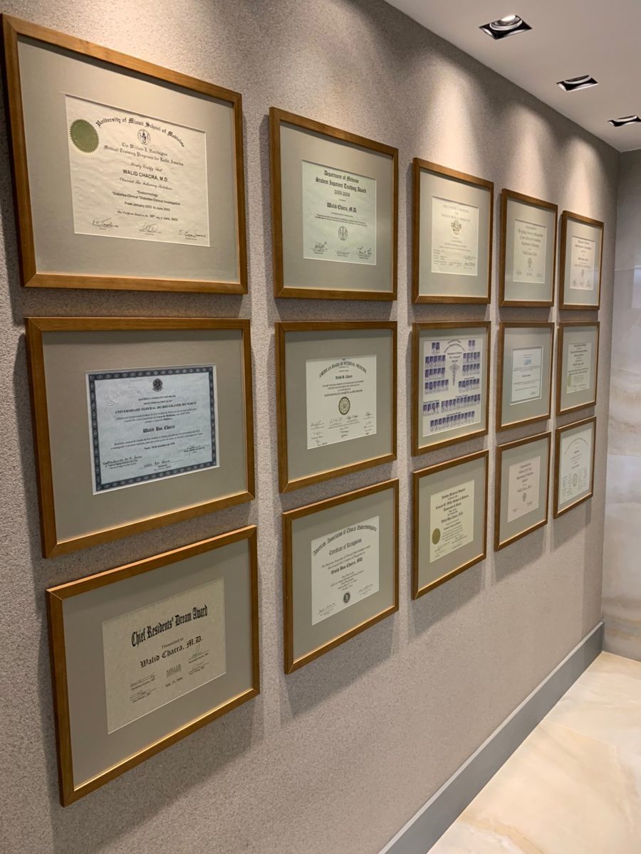 A parede de diplomas e prêmios de Walid