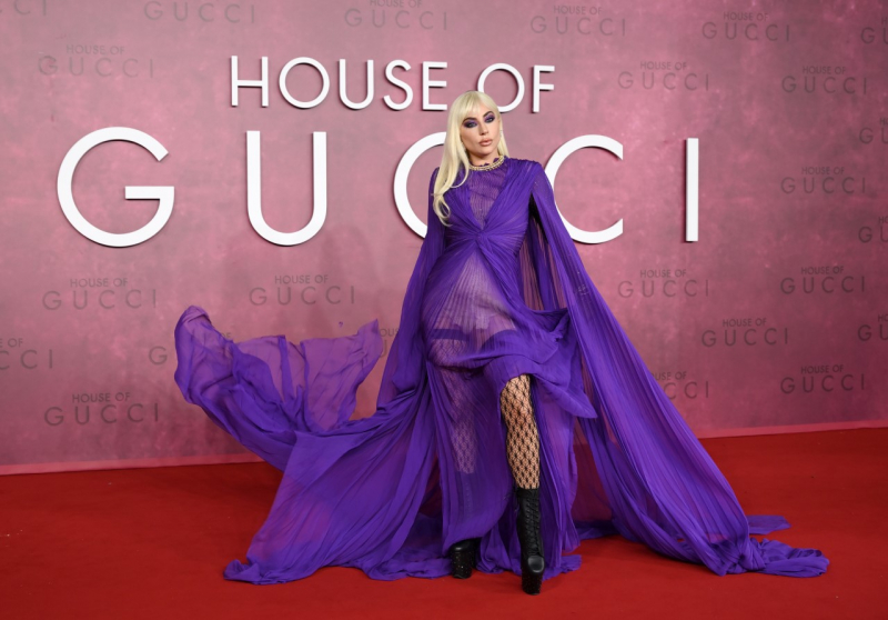 Lady Gaga, de Gucci, claro, na première de "House of Gucci" em Londres