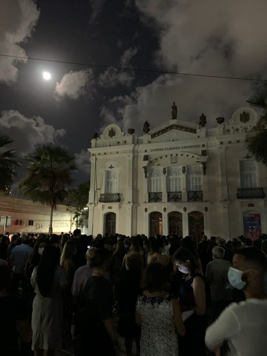 A lua brindava e espiava o Teatro antes do show de abertura